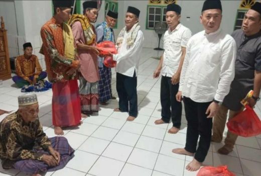Bagi-bagi Sembako, Safari Ramadan DPRD Sentuh Warga Miskin Kolaka - GenPI.co SULTRA