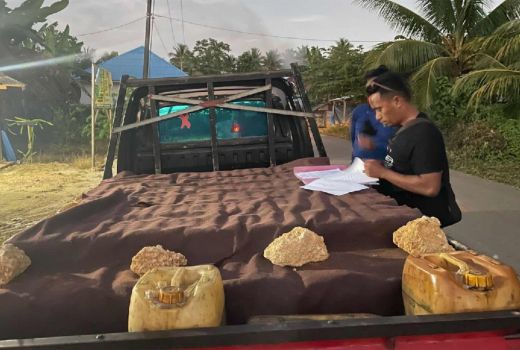 Pikap Diselimuti Karpet Batu, Dibuka Isinya 1 Ton Solar Ilegal - GenPI.co SULTRA