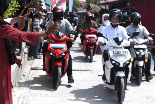 Romantisme Jokowi Bonceng Istri Pakai Motor Listrik di Wakatobi - GenPI.co SULTRA