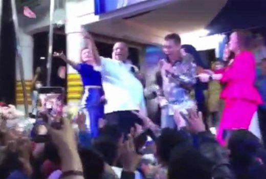 Ali Mazi Menyawer Uang di Atas Panggung, Anak Buah Pasang Badan - GenPI.co SULTRA