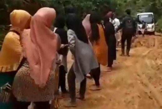 Viral Rombongan Wanita Berhijab Tarik Bus Pakai Tali di Sultra - GenPI.co SULTRA