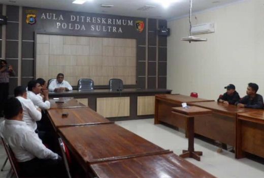 Datangi Polda Sultra, Keluarga Tanya Penyebab Kematian Amis Ando - GenPI.co SULTRA