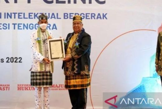 Terbitkan 2 Buku, Ali Mazi Dapat Sertifikat Hak Cipta Kemenkumham - GenPI.co SULTRA