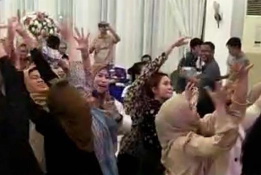 Astaga, Sambil Bernyanyi Bos Bank Sultra Hambur Uang ke Karyawan Cantik - GenPI.co SULTRA