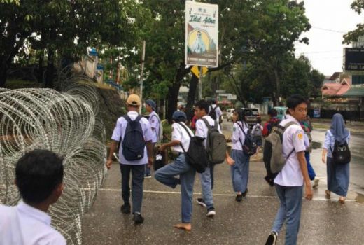 Sopir Angkot di Kendari Demo Tolak Kenaikan BBM Bersubsidi, Pelajar Bengong Terlantar - GenPI.co SULTRA