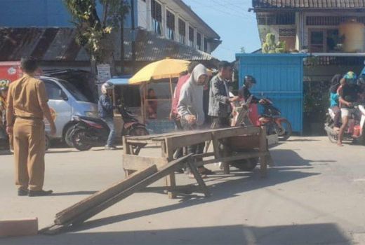 Pemkot Kendari Diduga Tak Serius Atasi Comberan, Warga Blokir Jalan - GenPI.co SULTRA