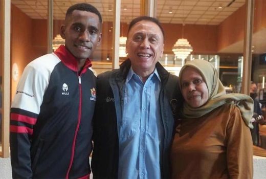 Pemain Timnas Iqbal Gwijangge Hengkang ke Hungaria, Iwan Bule Bilang Sejarah - GenPI.co SULTRA