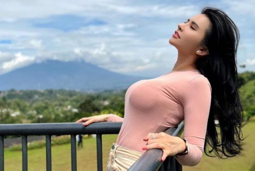 Pose Seksi Maria Vania Membuat Hati Bergetar, Cenat-cenut! - GenPI.co SULTRA