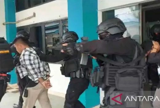Kantor PLN Dikuasai Teroris, Brimob Polda Sultra Lumpuhkan Pelaku - GenPI.co SULTRA