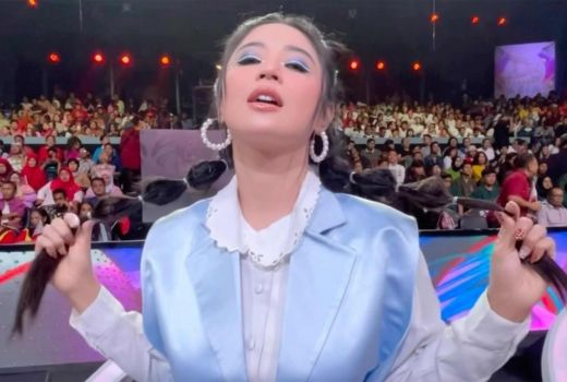 Dewi Perssik, Janda Kembang Super Cantik Dituduh Pakai Ajian Susuk - GenPI.co SULTRA