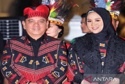 Pj Gubernur Sultra Pamer Tenun di Depan Presiden Jokowi - GenPI.co SULTRA