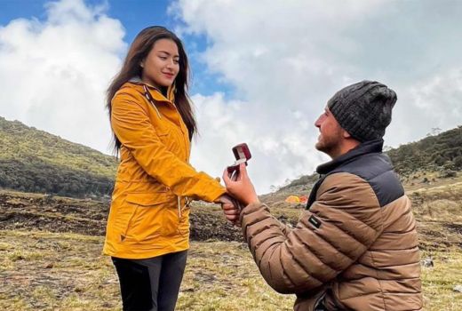 Romantis Banget, Pacar Bule Nathalie Holscher Melamar di Puncak Gunung - GenPI.co SULTRA