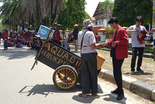 Penjual Minuman Segar Banjir Rezeki saat Demo Mahasiswa di Sultra - GenPI.co SULTRA