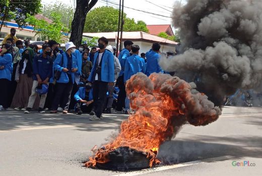 Bakar Ban, Mahasiswa: Jam Kuliah Pindah Depan Kantor DPRD Sultra! - GenPI.co SULTRA