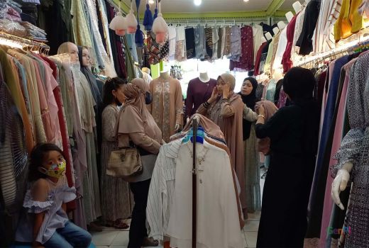 Warga Kendari Berburu Baju Lebaran, Tren Fashion Gamis Juaranya - GenPI.co SULTRA