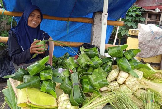Ayaman Ketupat Lebaran di Kendari Ramai Diburu Warga, Laris Manis - GenPI.co SULTRA