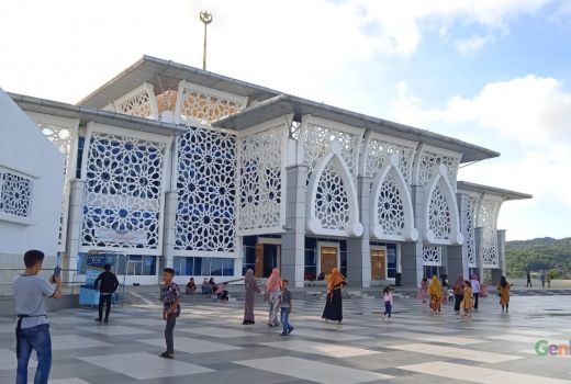 Puncak Libur Lebaran 2022, Masjid Al Alam Kendari Jadi Primadona - GenPI.co SULTRA