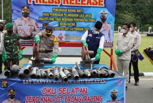 Polres OKU Selatan Tegas, Ratusan Knalpot Racing Dimusnahkan - GenPI.co SUMSEL