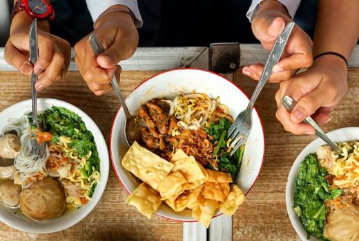 Penggemar Pedas Wajib Kumpul, Bakso Granat Mas Azis Rasanya Wah - GenPI.co SUMSEL