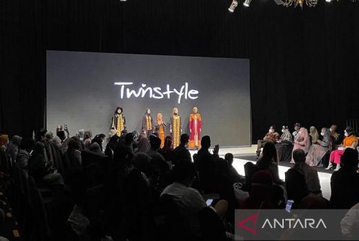 Desainer Batik Asal Muara Enim Sukses Tampil di IFW 2022 - GenPI.co SUMSEL