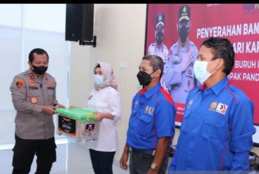 Kapolri Beri Bantuan Paket Sembako kepada Buruh di Palembang - GenPI.co SUMSEL