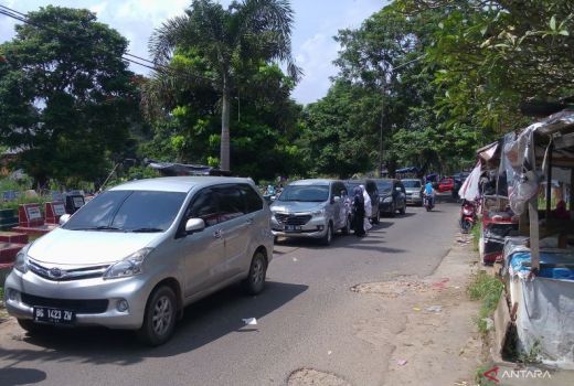 Lebaran, Pedagang Bunga di TPU Palembang Ketiban Durian Runtuh - GenPI.co SUMSEL