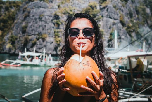 4 Manfaat Luar Biasa Air Kelapa untuk Wanita yang Sedang Haid - GenPI.co SUMSEL