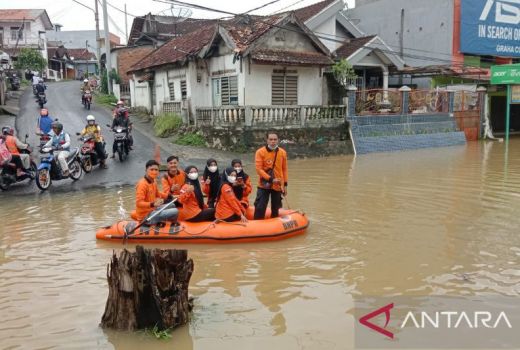 BPBD OKU Kekurangan Perahu Karet untuk Evakuasi Korban Banjir - GenPI.co SUMSEL