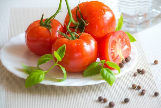 4 Manfaat Tomat yang Bikin Wajah Makin Cantik dan Berkilau - GenPI.co SUMSEL