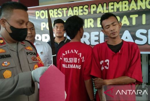 Polisi Tangkap 2 Pelempar Golok ke Sopir Truk di Palembang - GenPI.co SUMSEL
