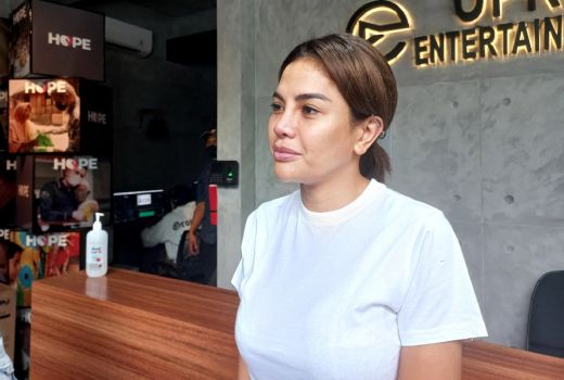 Dikaitkan dengan Sosok FS, Nikita Mirzani: Itu Fitri Salhuteru - GenPI.co SUMSEL