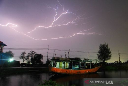 BMKG Sebut Hujan Petir Bakal Landa Muara Rupit Malam Hari - GenPI.co SUMSEL