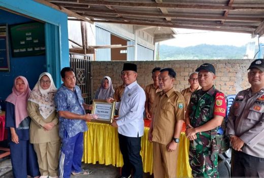 Pj Bupati OKU Kasih Duit Rp 900 Ribu ke Warga Karang Lantang - GenPI.co SUMSEL