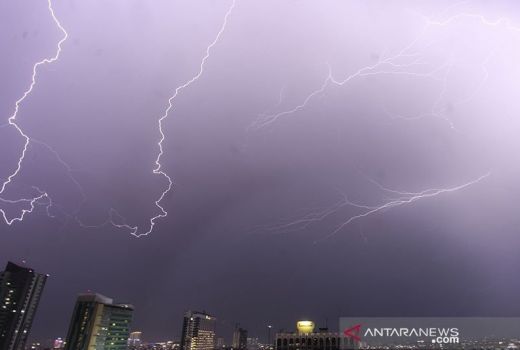 7 Wilayah Sumsel Bakal Dilanda Hujan Petir Siang-Malam Hari - GenPI.co SUMSEL