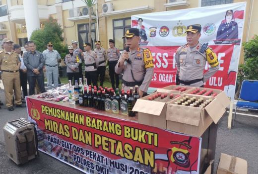 Ribuan Petasan dan Ratusan Botol Miras Dimusnahkan Polres OKU - GenPI.co SUMSEL