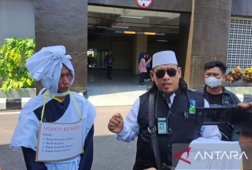 Pakai Kostum Pocong, Tersangka Kasus Pencabulan Datangi Polda Sumsel - GenPI.co SUMSEL