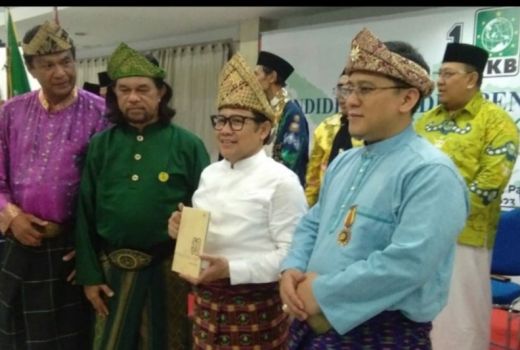 Sultan Palembang Beri Tanjak dan Rumpak ke Muhaimin Iskandar - GenPI.co SUMSEL