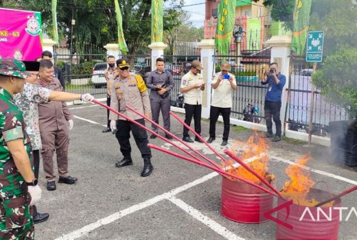 Barang Bukti 82 Perkara Dimusnahkan Kejaksaan Negeri OKU - GenPI.co SUMSEL