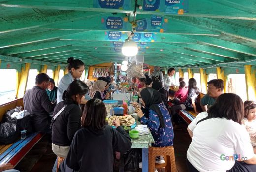 Warung Terapung, Sensasi Lain Menikmati Kuliner Khas Palembang - GenPI.co SUMSEL