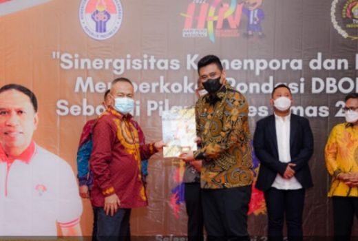 Bobby Nasution Terima Penghargaan Inisiator Olahraga dari PWI - GenPI.co SUMUT