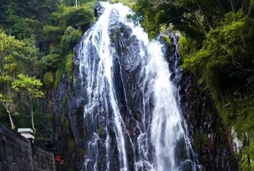Menikmati Kesejukan Percikan Air Terjun Efrata Samosir - GenPI.co SUMUT