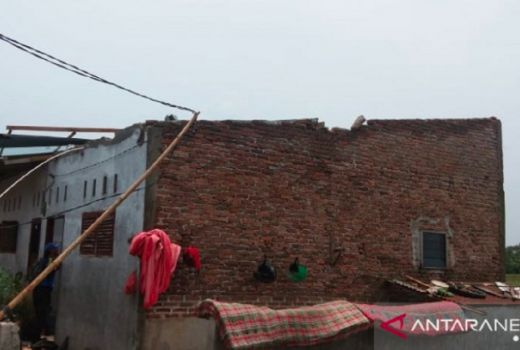 Puting Beliung Luluhlantakkan Puluhan Rumah di Deli Serdang - GenPI.co SUMUT