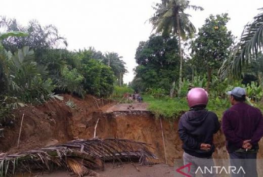 Perhatian! Jalan Penghubung di Deli Serdang Tertimbun Longsor - GenPI.co SUMUT