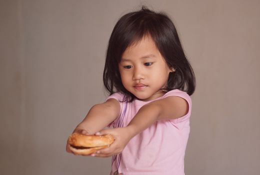 Bunda, ini Tips Aman Ajari Anak Pilih Jajanan di Sekolah - GenPI.co SUMUT