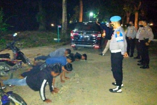 Malam-malam, Polres Batubara Hukum Puluhan Remaja Push Up - GenPI.co SUMUT