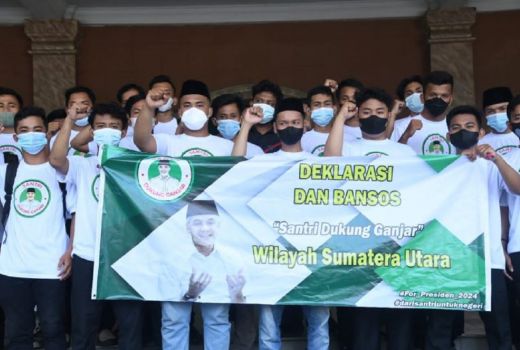 Santri Dukung Ganjar di Sumut Bagi-bagi Minyak Goreng - GenPI.co SUMUT