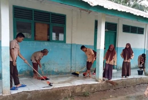Banjir di Tapanuli Selatan Surut, Warga Bersih-bersih - GenPI.co SUMUT