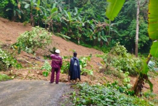 Waspada, Longsor Timbun Jalan di Gunungsitoli Barat - GenPI.co SUMUT