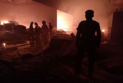 Pabrik Triplek Terbakar, Sebegini Jumlah Korban - GenPI.co SUMUT