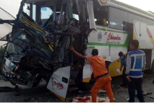 Bus Tabrak Truk, 2 Meninggal, Sopir Lari Kata Polisi - GenPI.co SUMUT